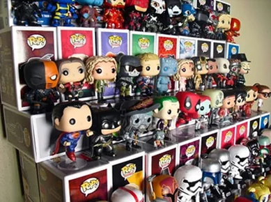 kolekcja figurek Funko Pop na półkach