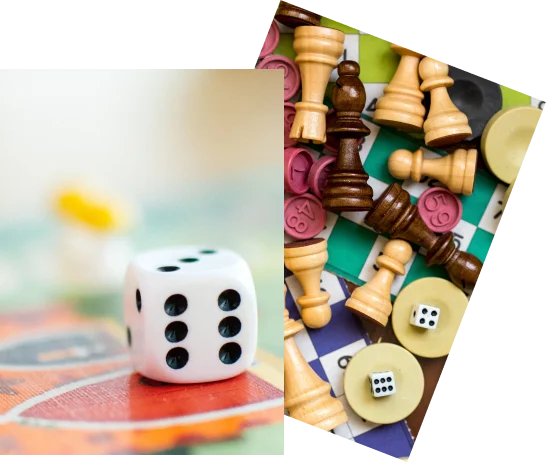 rozrzucone figury szachowe, karty bingo, różowe żetony i kostki do gry tworzą kolorową i żywą mieszankę strategii i przypadku.